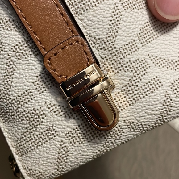 MK wristlet EUC - Picture 6 of 7